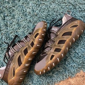 TEVA Running Shoe❤️